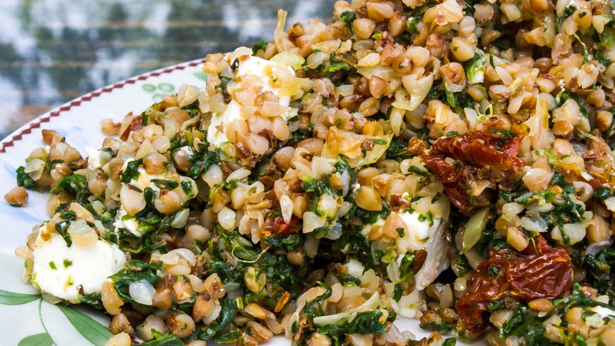 Kasza gryczana z pomidorami to istna bomba zdrowotna