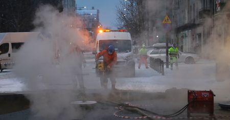 Warszawa. Usunięcie awarii ciepłowniczej na Pradze. Ale kolejnych 50 mieszkańców jest pozbawionych ciepła na Ursynowie
