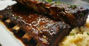 Te żeberka z piekarnika są bardziej soczyste niż grillowane. I nie trzeba czekać, aż przestanie padać