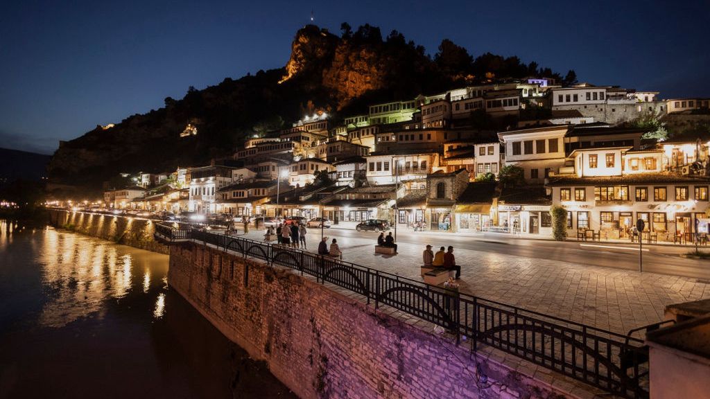 Tirana zaplanowała wydawanie paszportów za darmo osobom, które kupiły w okolicy Durres mieszkania