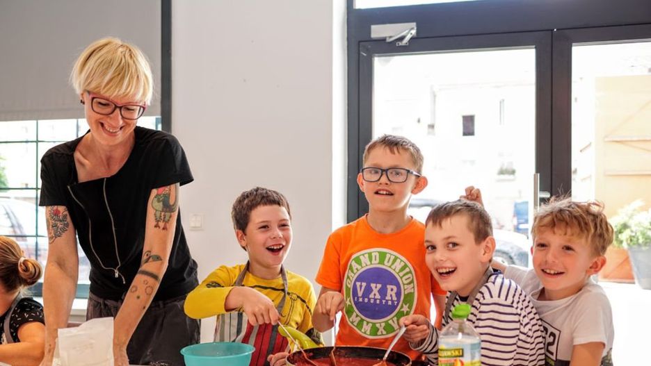 Warsztaty kulinarne w CRZ Krzywy Komin na wrocławskim Nadodrzu cieszą się ogromnym powodzeniem