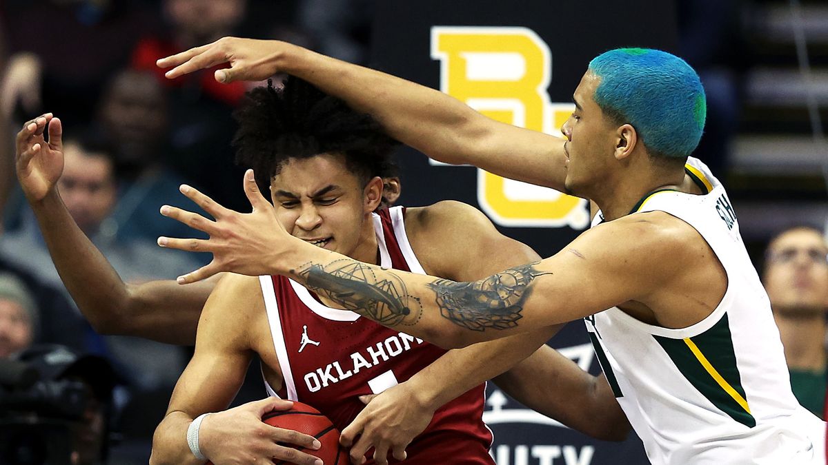 KANSAS CITY, MISSOURI - MARCH 10:  Jalen Hill #1 of the Oklahoma Sooners is fouled by Jeremy Sochan #1 of the Baylor Bears during the first round game of the 2022 Phillips 66 Big 12 Men's Basketball Championship at T-Mobile Center on March 10, 2022 in Kansas City, Missouri. (Photo by Jamie Squire/Getty Images)