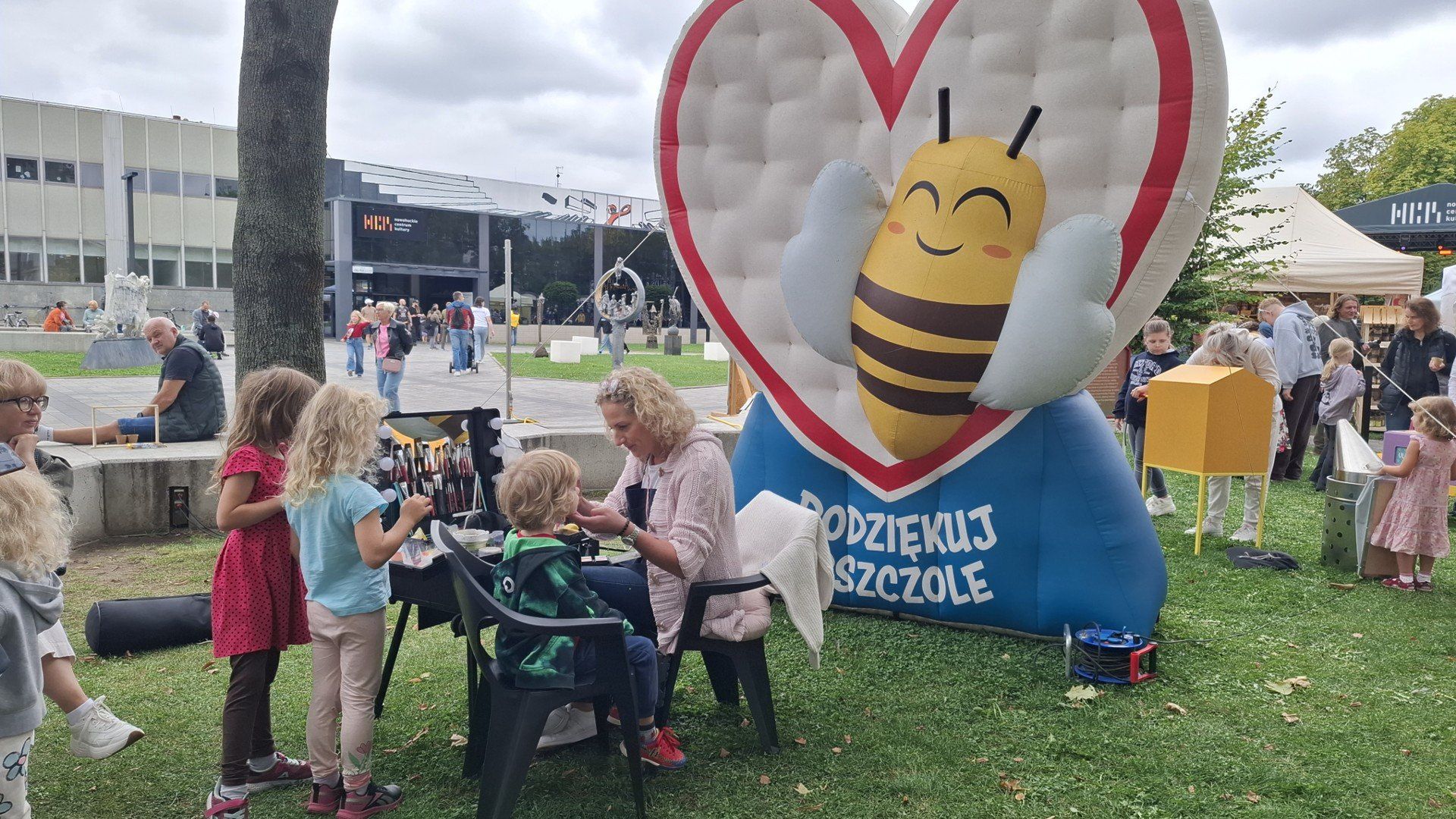 07.09.2025/ Małopolskie Święto Pszczoły w Nowej Hucie, Nowohuckie Centrum Kultury, pszczoły, miód, piknik rodzinny, dzieci,