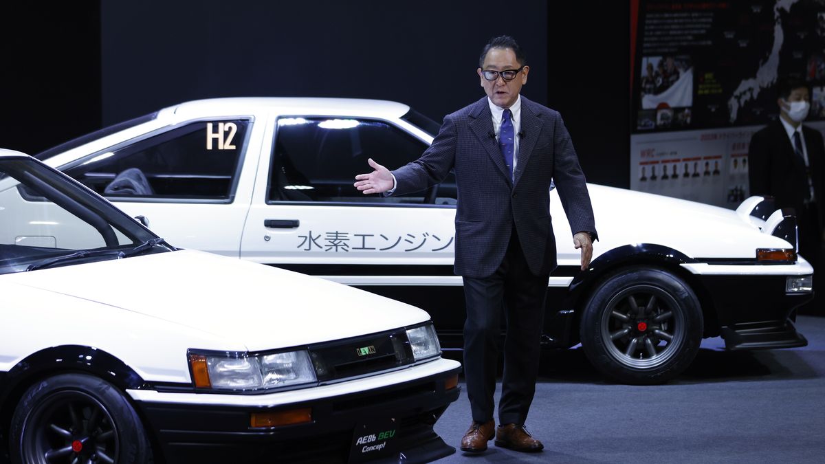 Akio Toyoda przy dwóch Toyotach AE86 - na pierwszym planie wersja elektryczna na baterie (BEV), na drugim napędzana wodorem