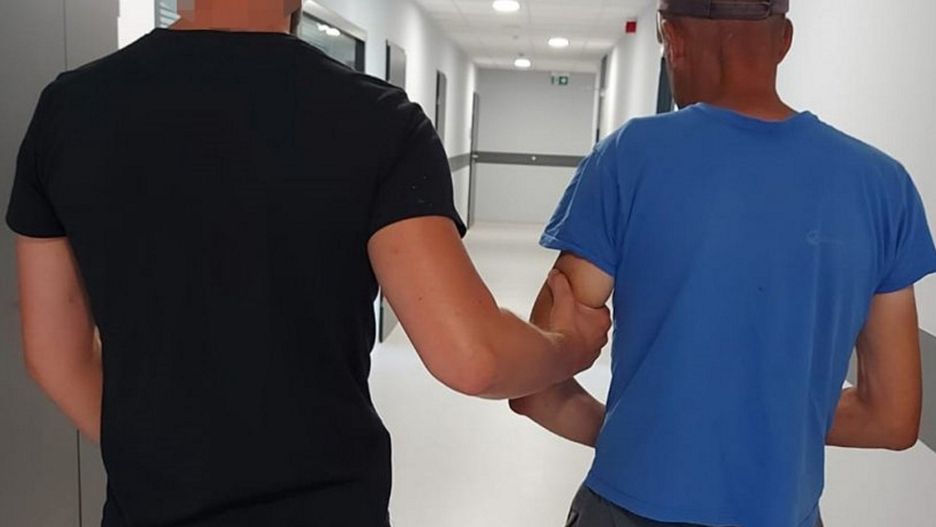 Warszawa. Policjant z zatrzymanym mężczyzną m