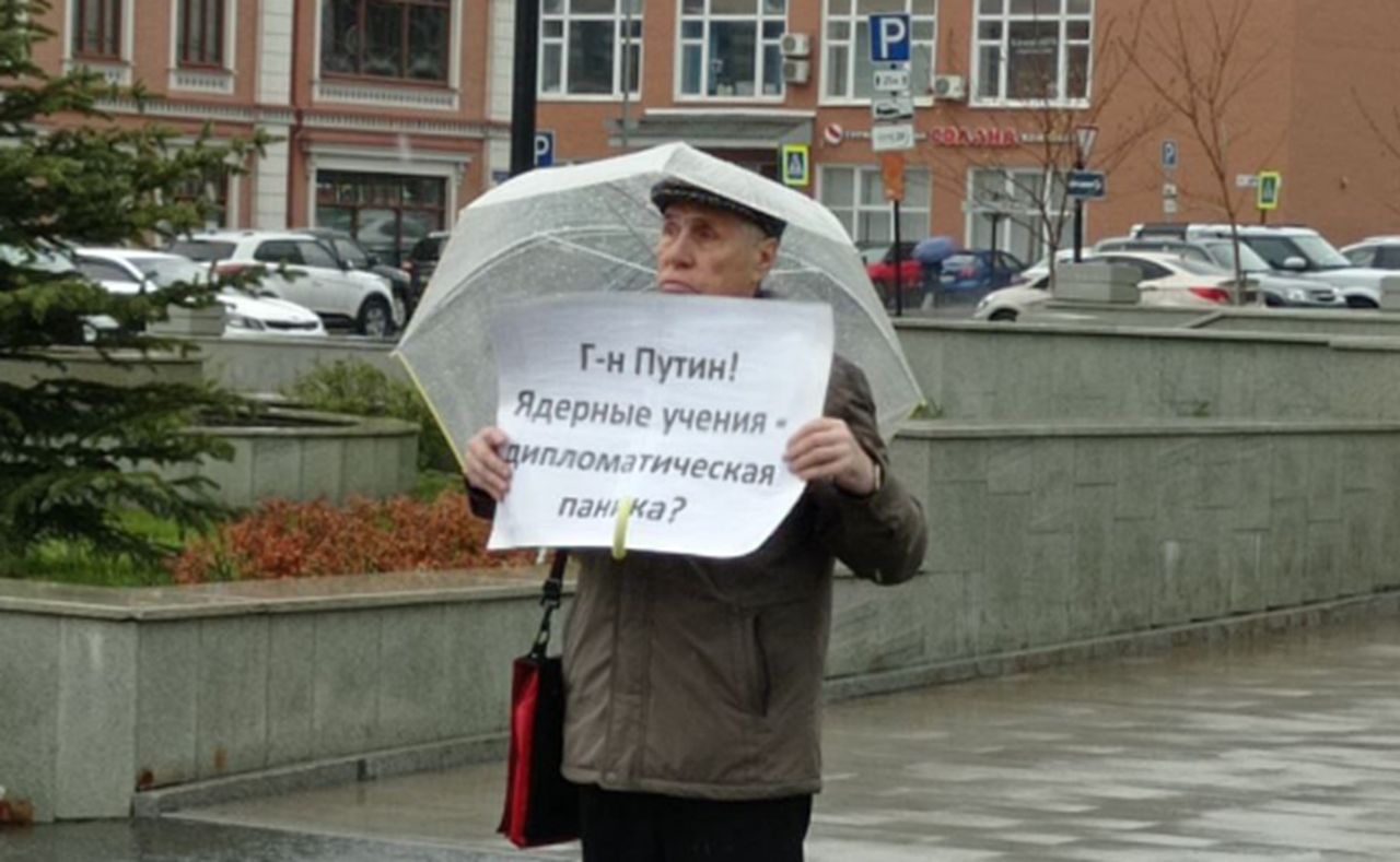 Elderly Russian defies Kremlin with solo anti-Putin protest