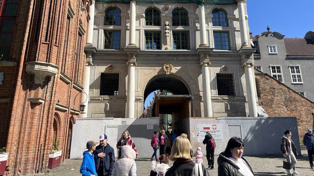 Złotą Bramę od wielu miesięcy szpecą nieestetyczne ogrodzenia 