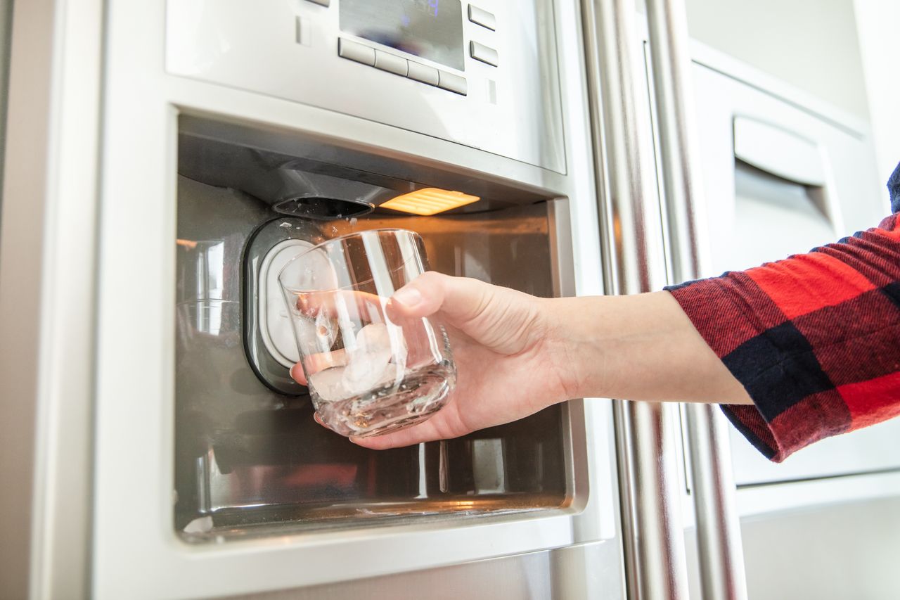 Przygotuj się na lato! Top 5 lodówek z kostkarkami do Twojej kuchni