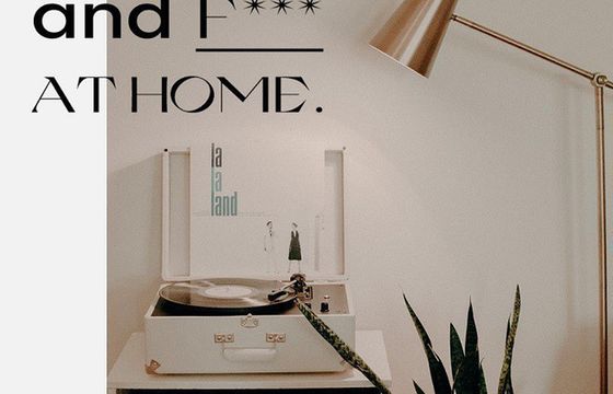 SKYN zachęca ludzi do pozostania w domu globalną akcją "Stay and f*uck at home"