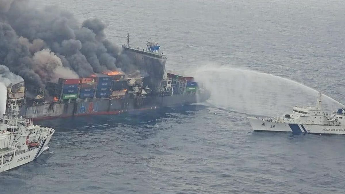 U wybrzeży Kerali płonie