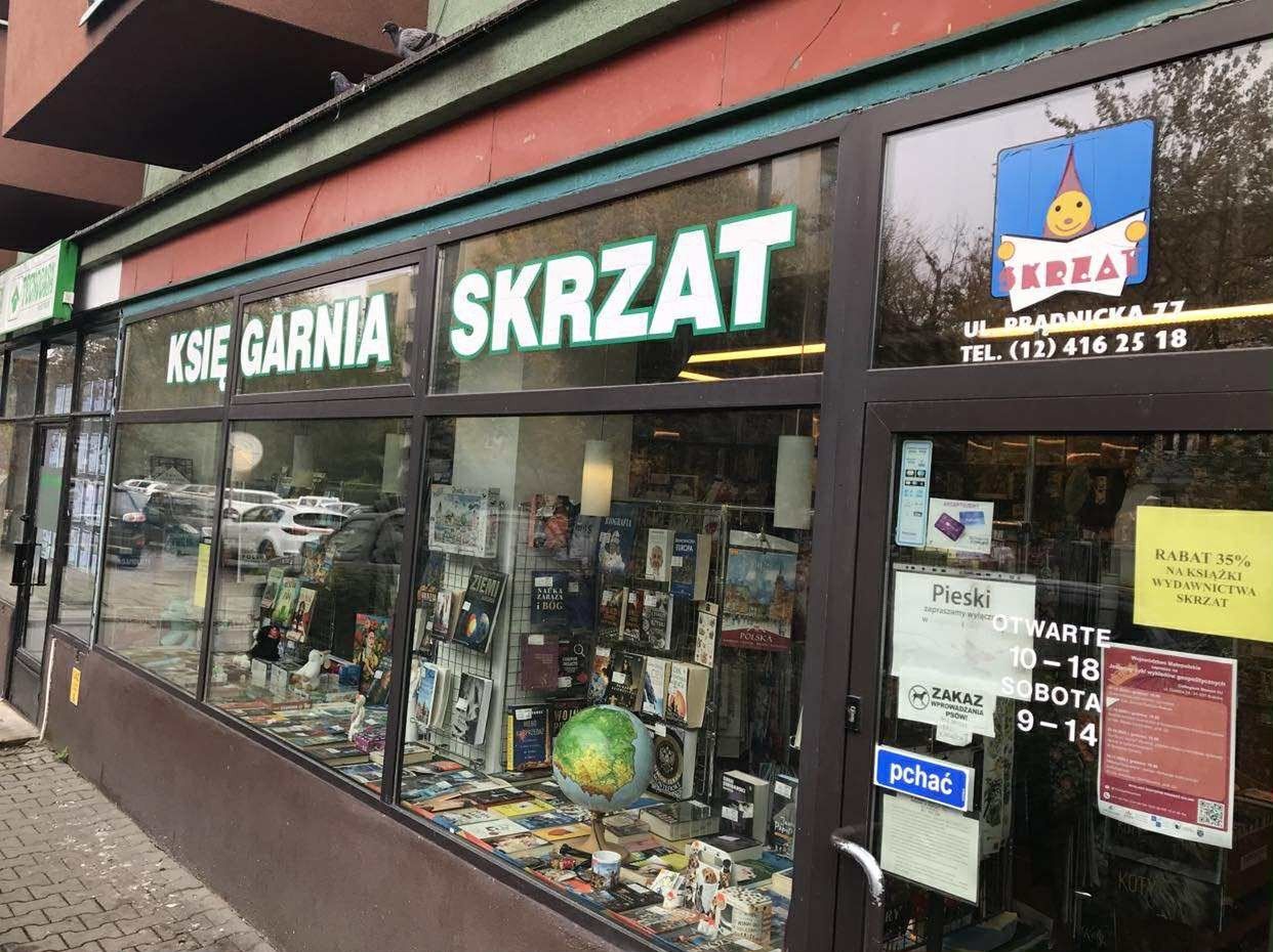 Kraków: Z mapy miasta znika kolejna kultowa księgarnia. "Skrzat" słynął z książek dla dzieci, kryminałów i wypożyczalni kaset wideo