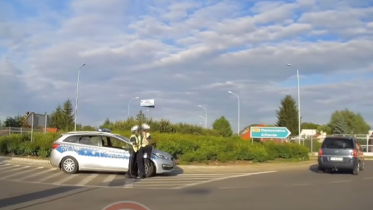 Policjanci podczas wspólnego patrolu.