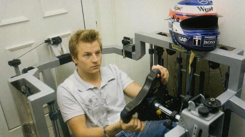 Kimi Raikkonen i symulator z obciążnikami do treningu szyi