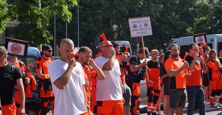 Protest w Katowicach. Ratownicy medyczni wyszli na ulice. Padły gorzkie słowa