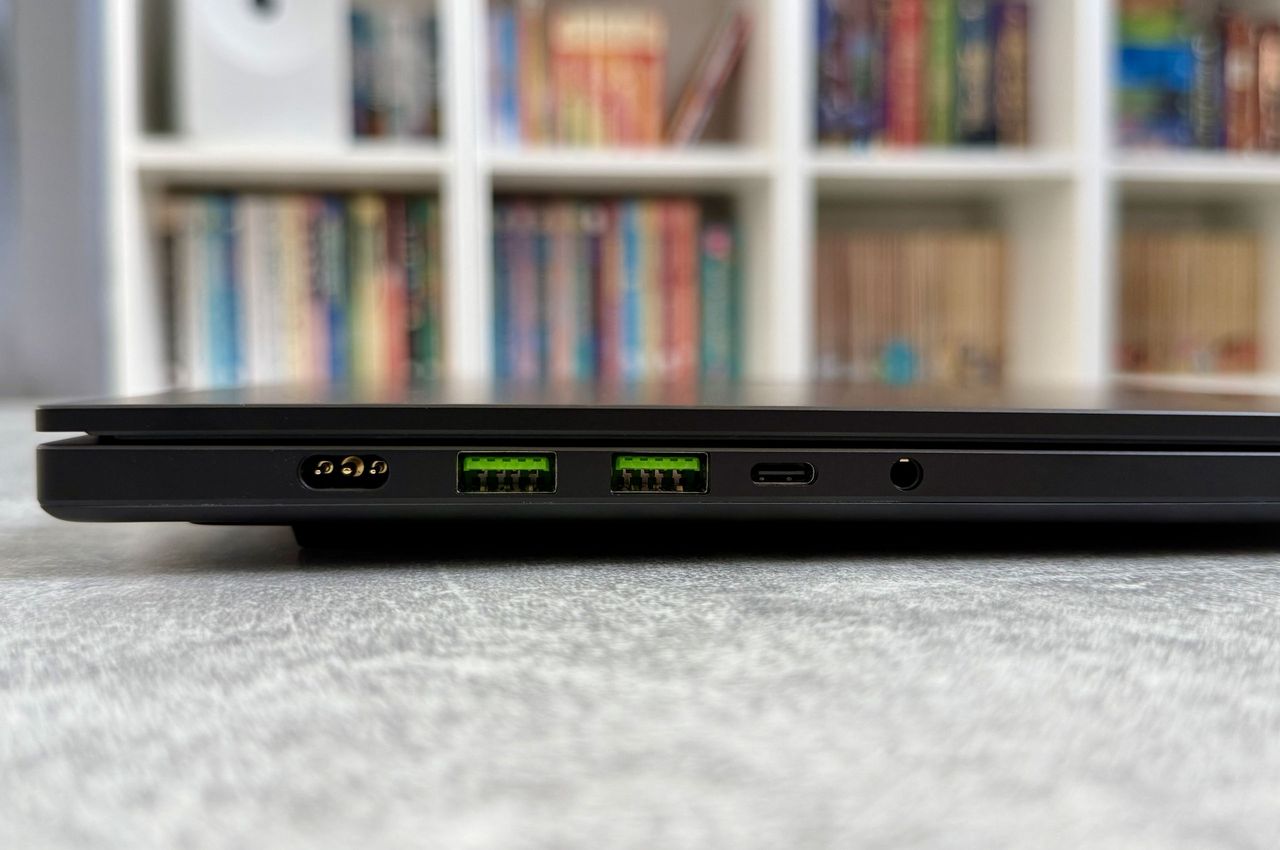 Razer Blade 16 (2026) - złącza po lewej
