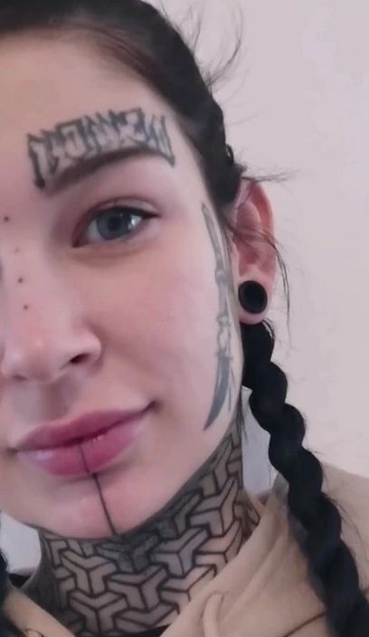 Wytatuowała główkę dziecka na policzku