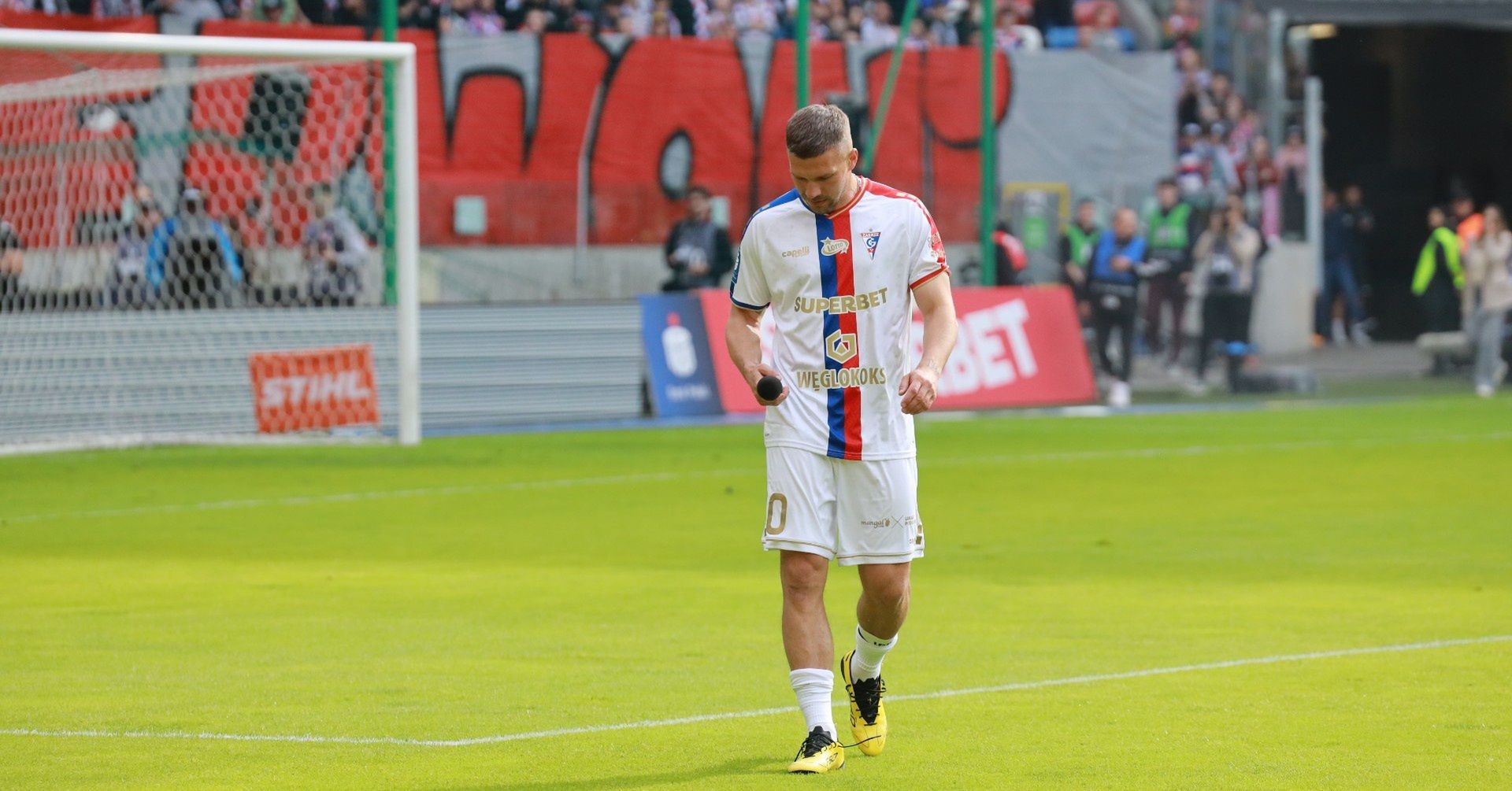 Lukas Podolski: Trzeba iść do kościoła dziękować za to, co wydarzyło się w Górniku Zabrze, ale znowu tracimy czas z jego prywatyzacją
