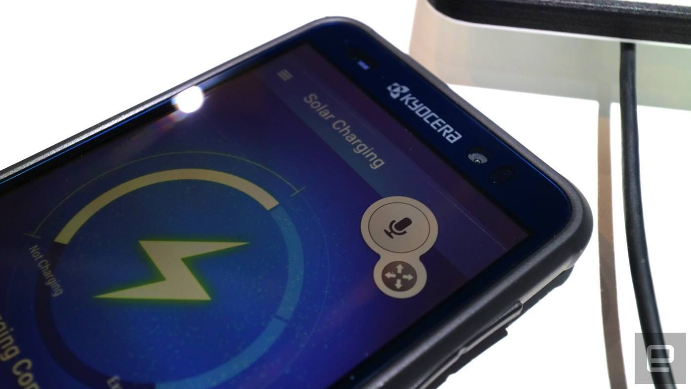 Kyocera pokazała smartfona z panelami słonecznymi. Znowu... 3