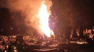 Konin: Pożar na cmentarzu przy ul. Kolskiej. Znicz eksplodował, płomienie na ponad 10 metrów