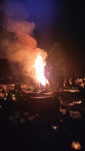 Konin: Pożar na cmentarzu przy ul. Kolskiej. Znicz eksplodował, płomienie na ponad 10 metrów