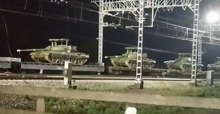 Powinny być w muzeum, a jadą na front. Zauważono transport Rosjan