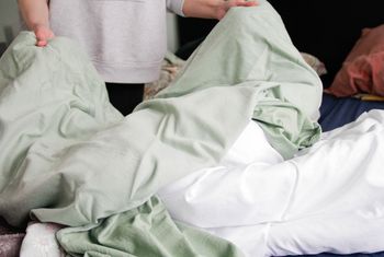 Niewidzialni lokatorzy w łóżku. To dlatego budzisz się zmęczona
