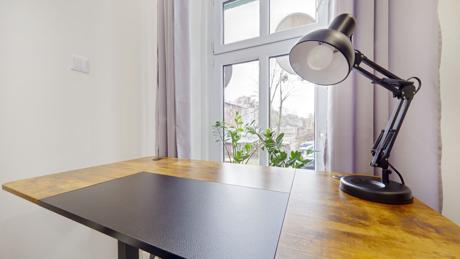 pokój, apartament, biurko, praca, zdalna, fotel, mieszkanie, komfortowy, wygodne, przytulny, hotel, pensjonat, odpoczynek, relaks, cisza, spokój, lampa, żarówka, okno