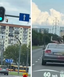 Świeciła golizną przez szyberdach. Nagranie trafiło do sieci