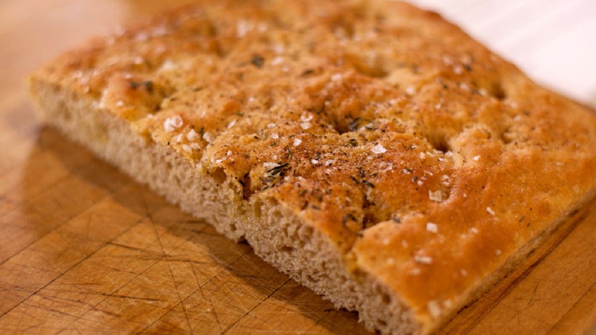 Focaccia wywodzi się z kuchni włoskiej. To rodzaj pieczywa, które wykorzystuje się jako spód na pizzę