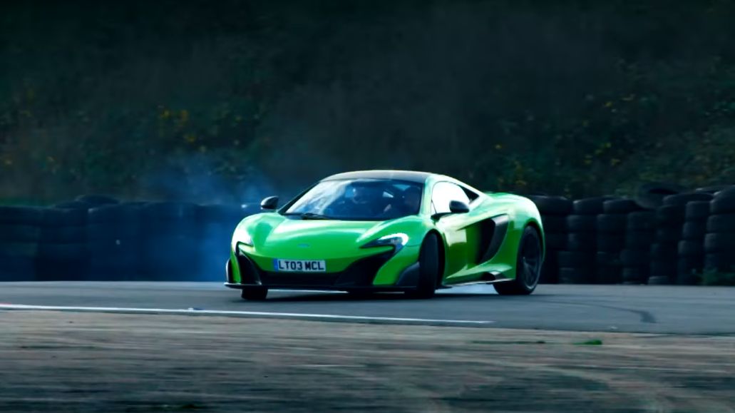 Jenson Button za kierownicą McLarena 675LT na torze w Dunsfold.