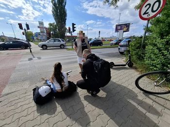 Łódź. Wypadek na al. Piłsudskiego przy C.H. Tulipan. Kobieta na hulajnodze potrącona przez samochód osobowy