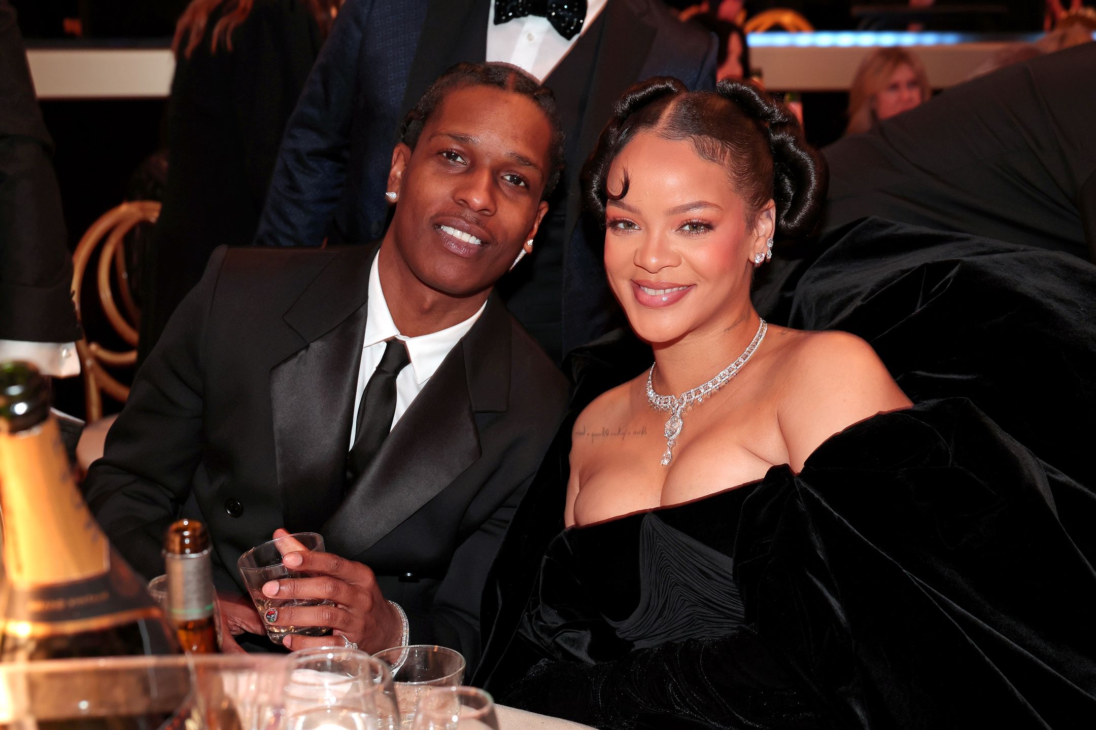 Złote Globy 2023. Lśniąca jak diamenty Rihanna i ASAP Rocky posyłają uśmiechy w czarnych stylizacjach