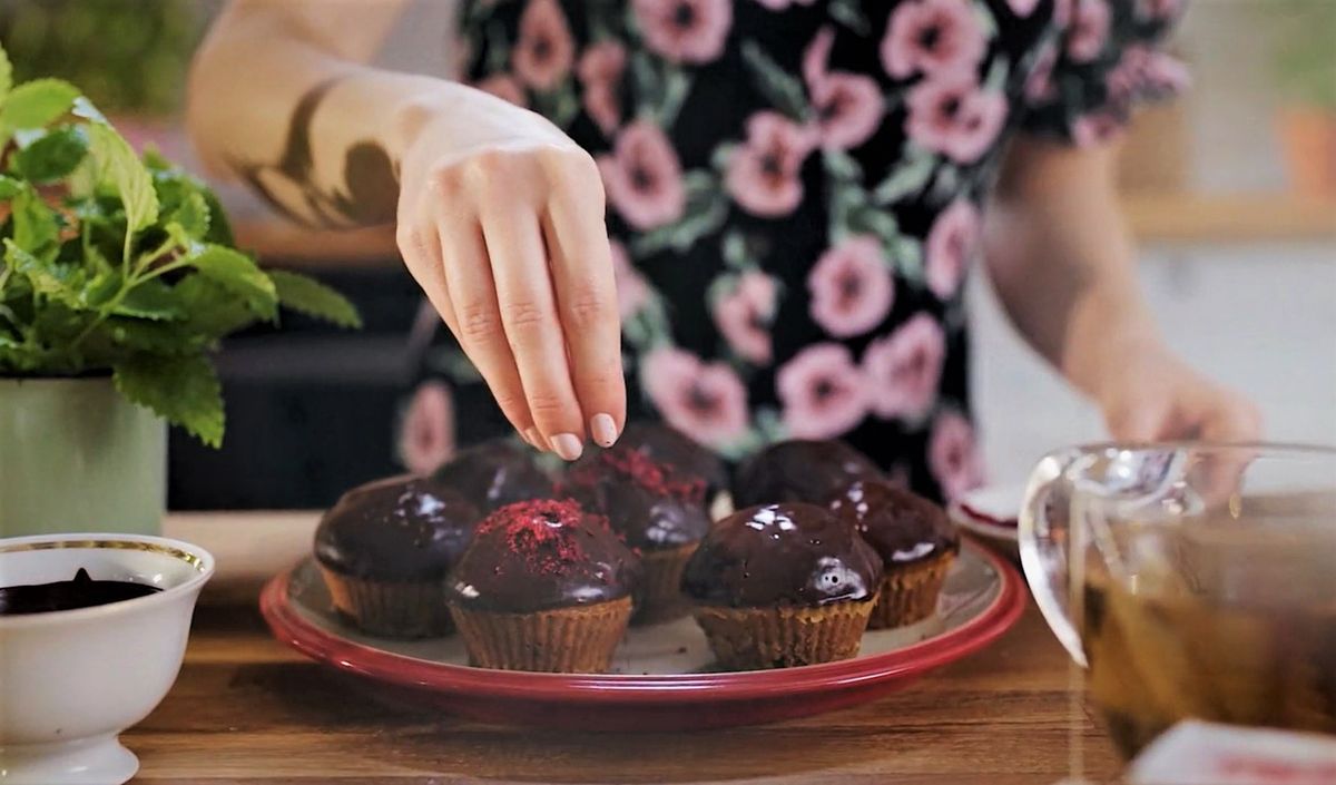 Batatowe muffinki z melisą i wiśniową nutą. 