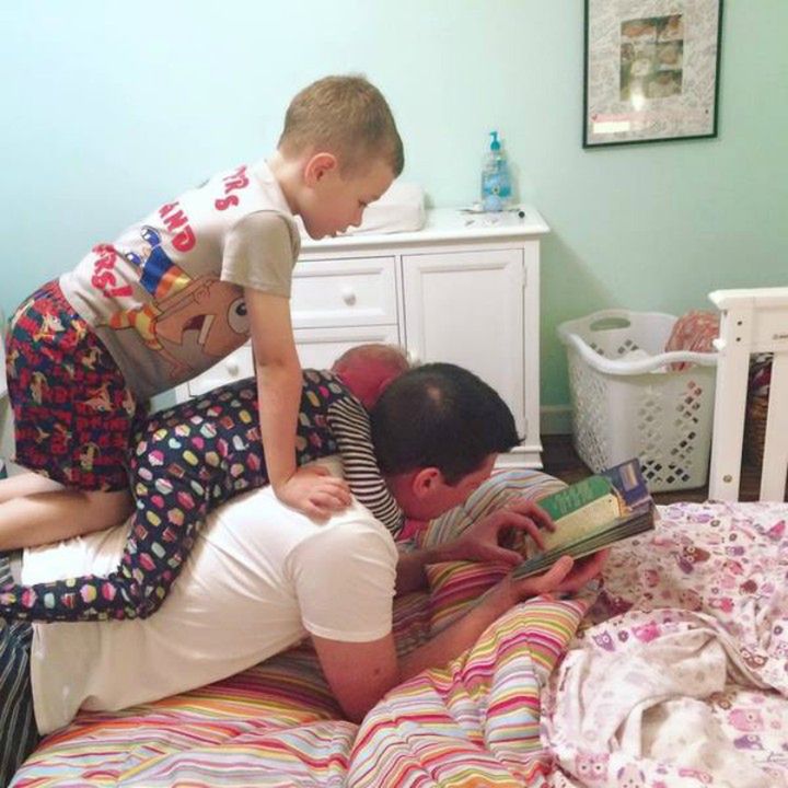 Brenna, jej brat Connor i tata czytają bajki