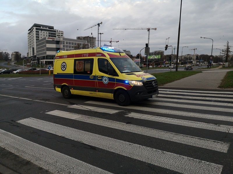 ambulans karetka pogotowia ratunkowego