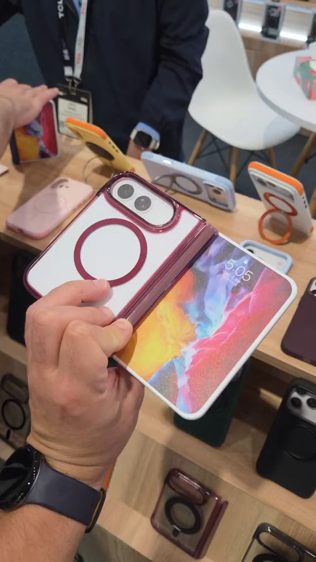 Atrapa składanego iPhone'a na IFA 2026
