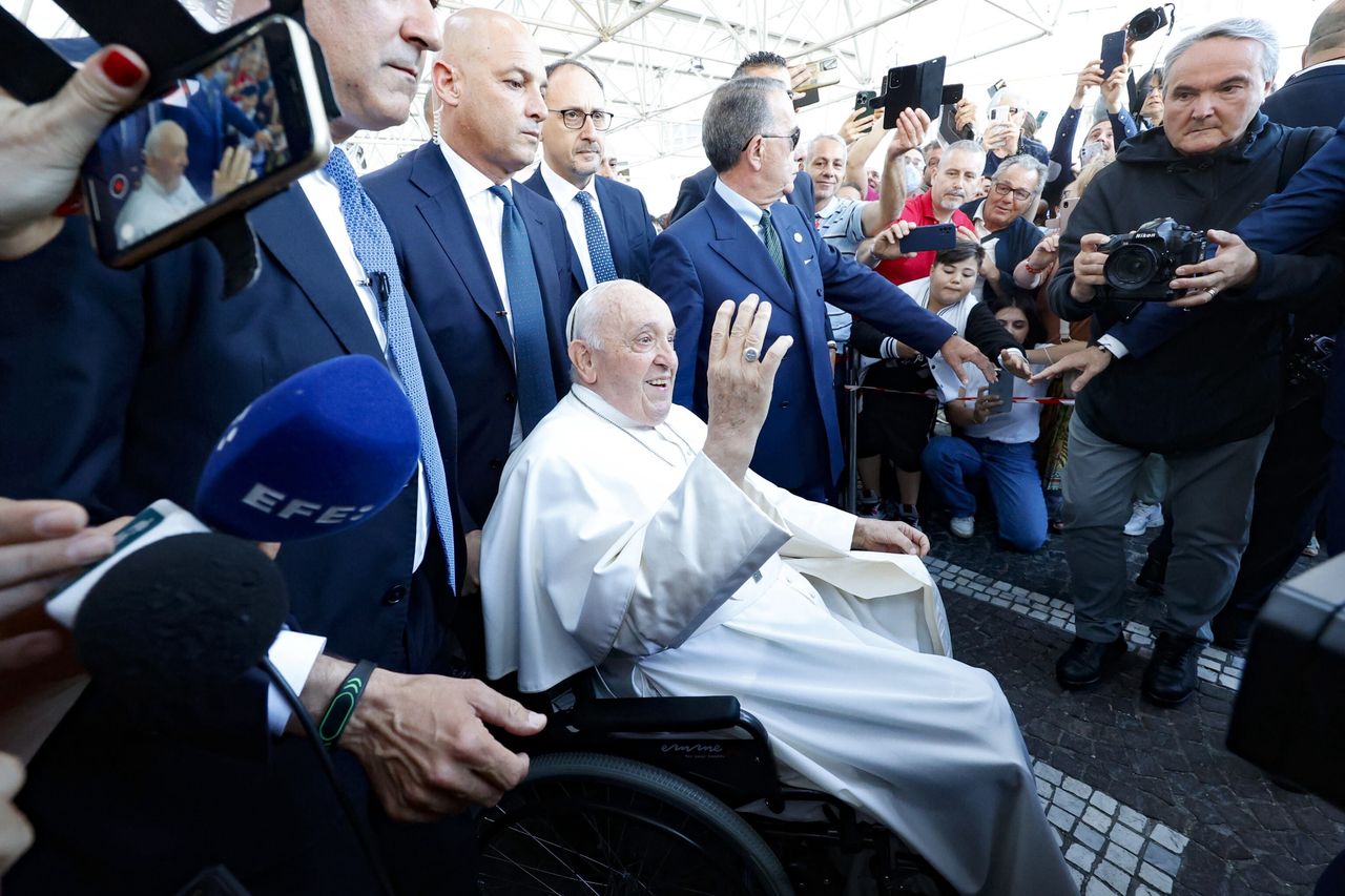 "Dalej żyję". Papież Franciszek opuścił szpital