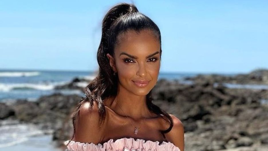 Klaudia El Dursi uwielbia bluzki z odkrytymi ramionami 
