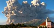 Olbrzymie kłęby popiołu na Sumatrze. Mieszkańcy boją się wychodzić z domu