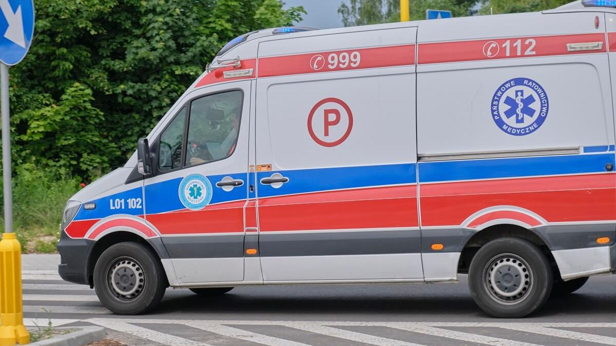 Karetka pogotowia ratunkowego na sygnałach