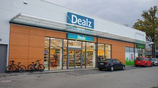 Niedziela handlowa 30 sierpnia. W sklepach Dealz gratisy