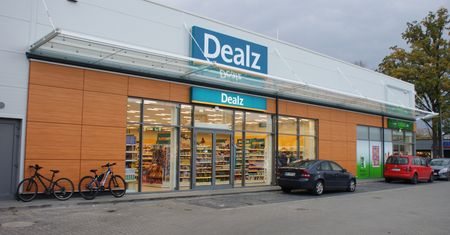 Niedziela handlowa 30 sierpnia. W sklepach Dealz gratisy