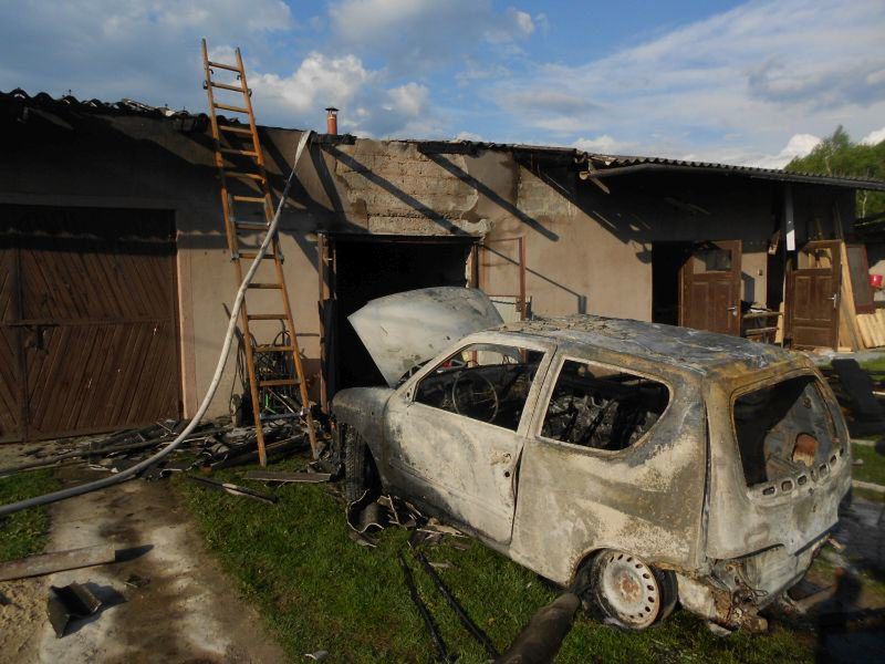 Pożar garażu i samochodu wyposażonego w instalacje gazową w miejscowości Janik