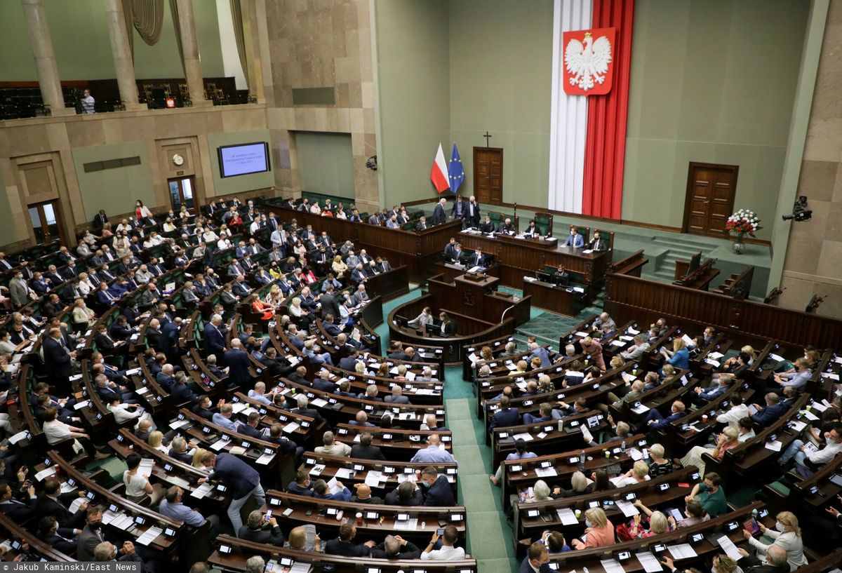 Sondaż dla WP. KO rośnie w siłę, złe wieści dla Szymona Hołowni 