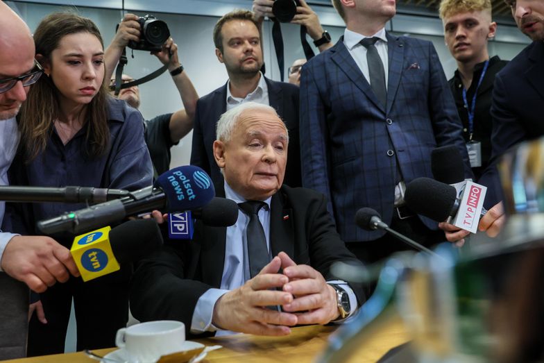 Jaros�aw Kaczy�ski, Rafa� Bochenek
Leszek Szyma�ski
afera wizowa, cudzoziemcy, ds. tzw. afery wizowej, komisja, komisja sejmowa, legalizacja pobytu cudzoziemc�w, polityk, polityka, pose� pos�owie, posiedzenie posiedzenia, sejm, Sejm RP, wizy
