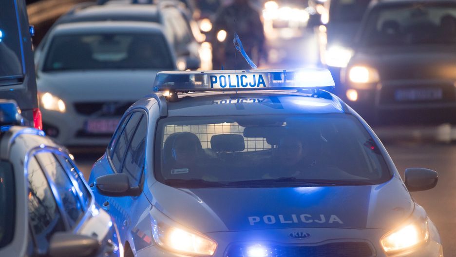 Policja eskortowała kobietę do szpitala.