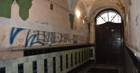 Kamienica jak z horroru. Mieszkańcy: Prezydent głaszcze kota, a nas ma gdzieś