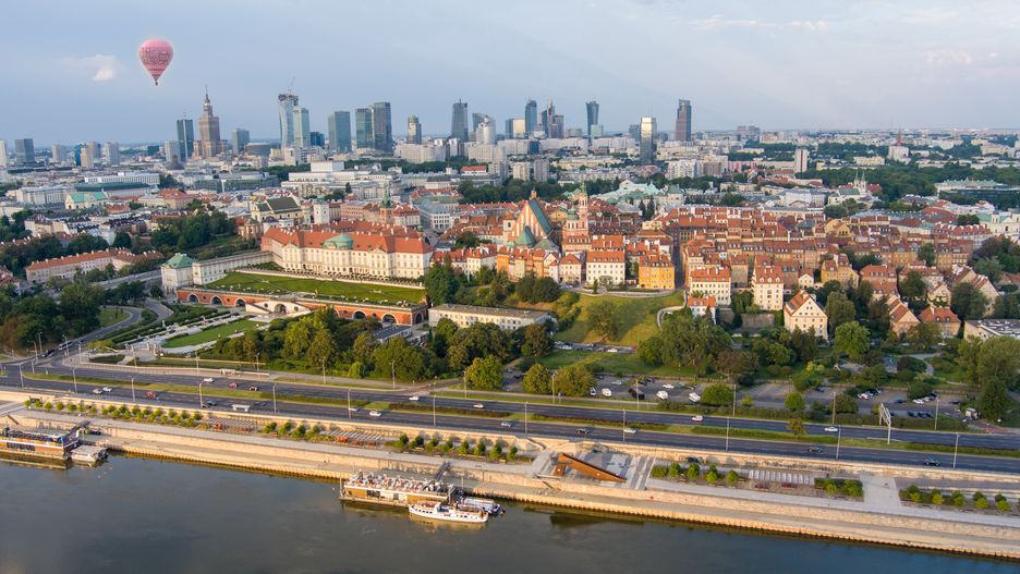 Warszawa. Na Wisłostradzie samochód uderzył w bariery