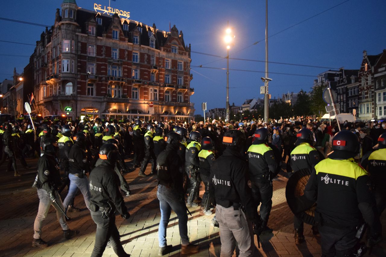 Działo się w nocy. Protest w Amsterdamie. Starcia z policją. "Wstydźcie się!"