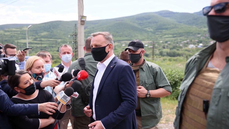 Andrzej Duda w Gruzji. Prezydent odwiedził punkt kontrolny przy "linii rozgraniczenia" przy granicy z Osetią Południową w Odzisi